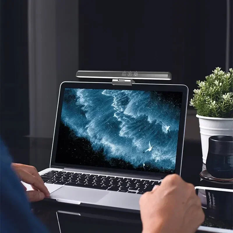 Luminária LED para monitor Sillencia FocusBar instalada em notebook.