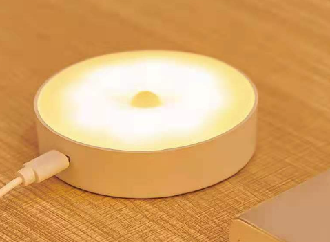 Luminária LED quadrada  PathLight emitindo luz quente suave.