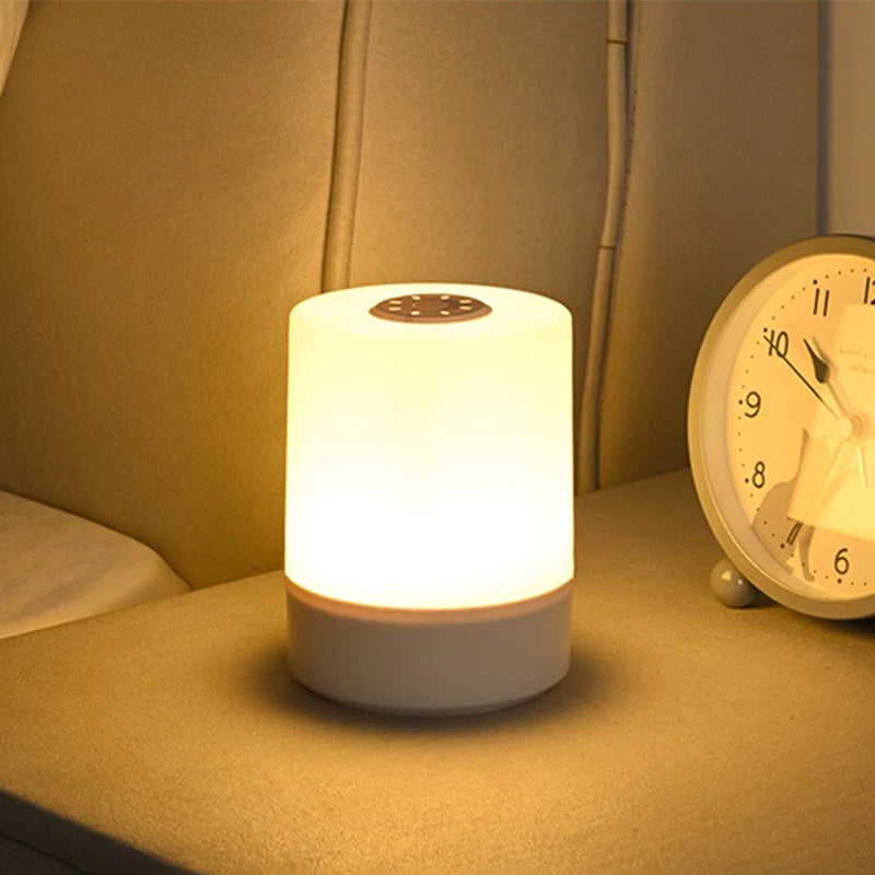Luminária de Mesa SoftGlow iluminando suavemente em cima de uma mesa com um relógio.