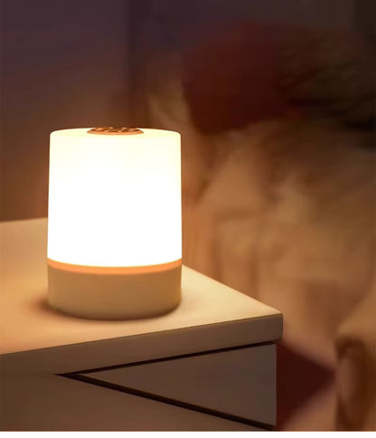 Luminária de Mesa SoftGlow iluminando suavemente um quarto.
