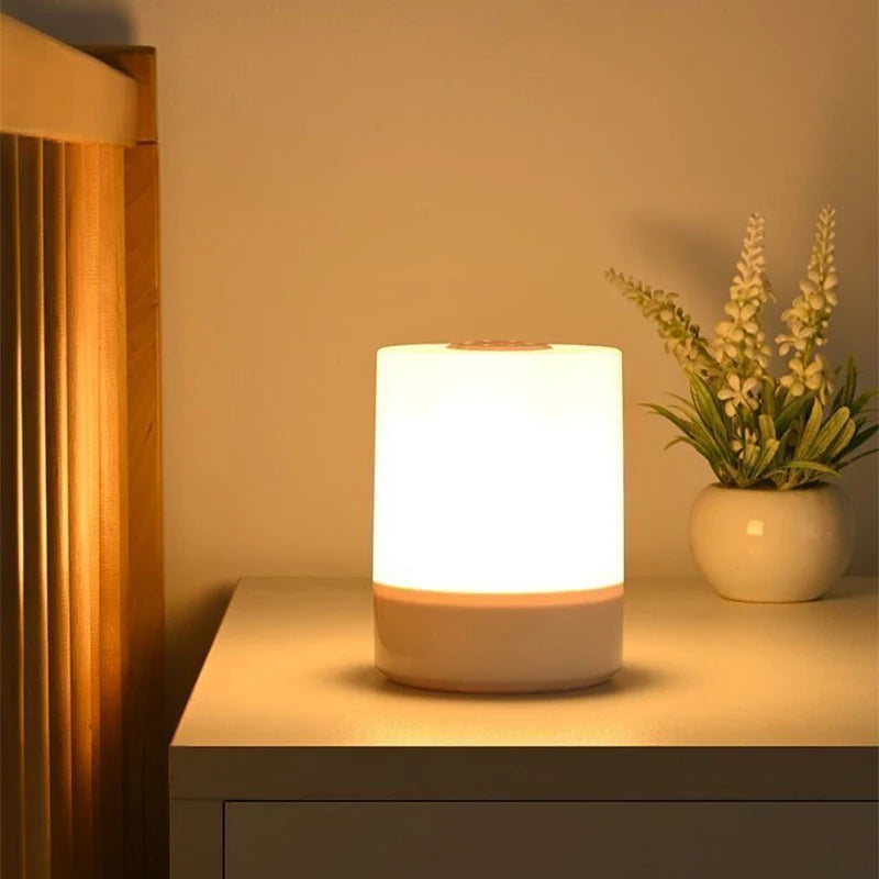 Luminária de Mesa SoftGlow iluminando suavemente em cima de uma mesa.