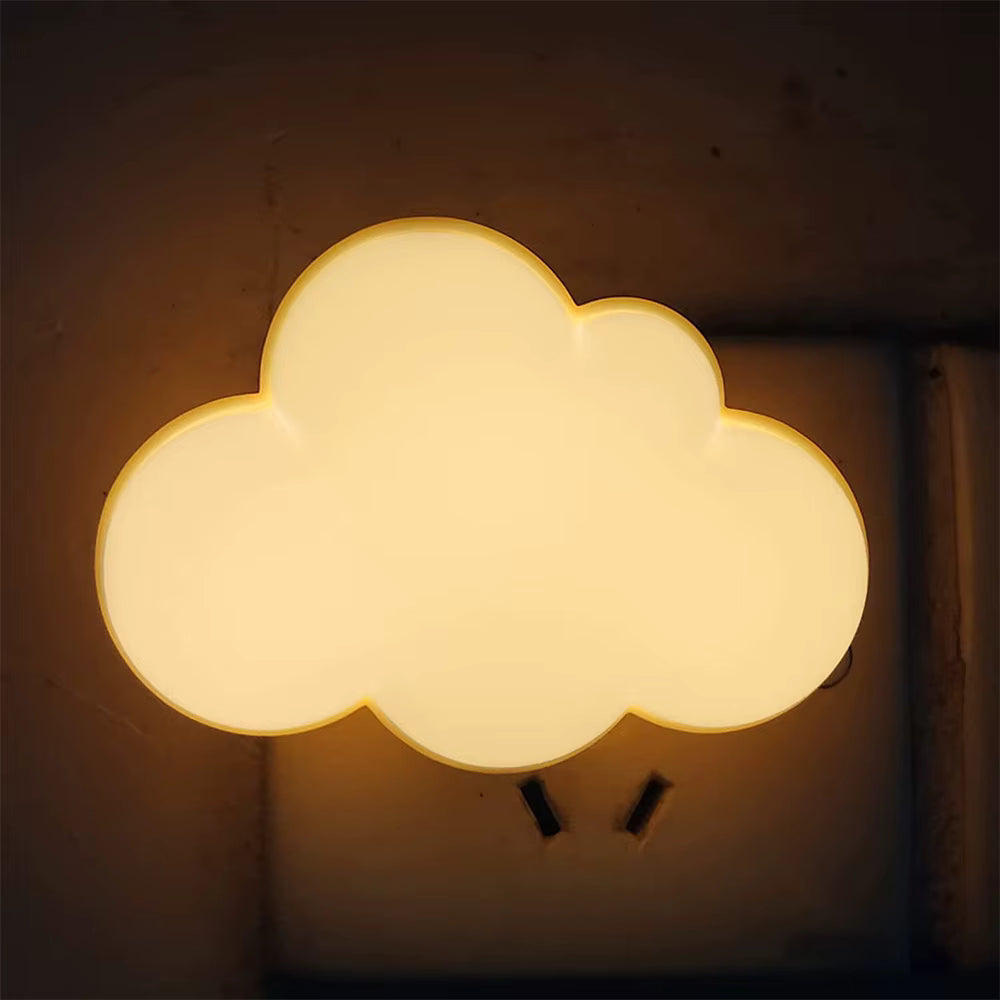 Luminária de Parede em formato de nuvem DreamCloud emitindo luz amarela suave na tomada.