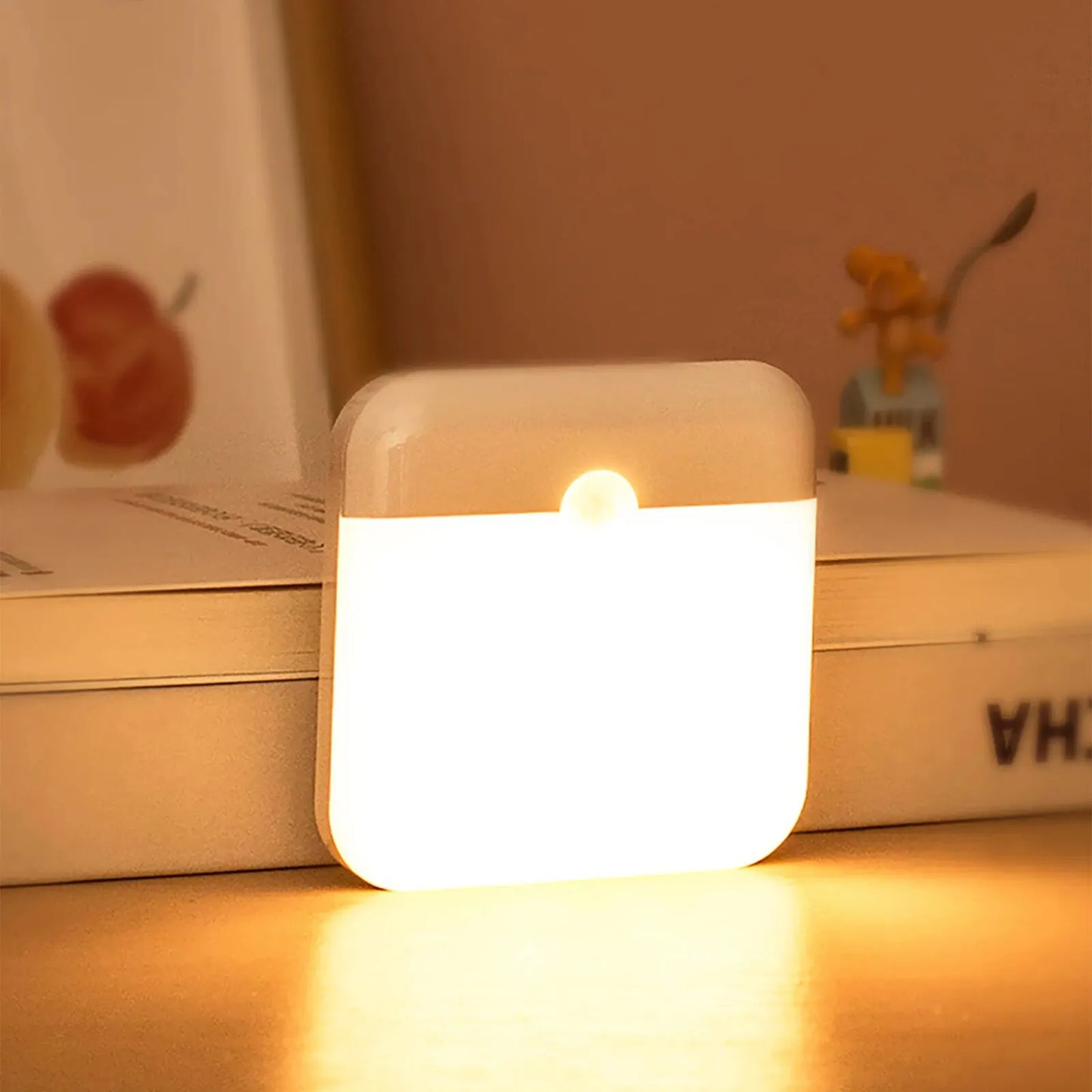 Luminária de Parede GuideLight em cima da mesa emitindo luz quente suave.
