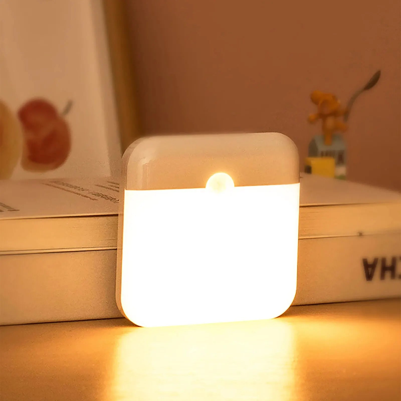 Luminária de Parede GuideLight em cima da mesa emitindo luz quente suave.