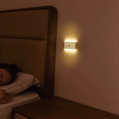 Uso da Luminária de Parede no quarto durante a noite, destacando o brilho suave que não irrita os olhos.