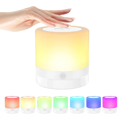 Luminária para quarto Aura 360 com base branca emitindo luz quente suave em diversas cores no fundo branco. 