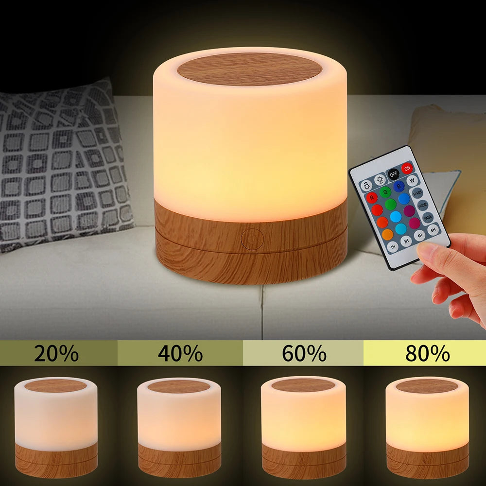 Luminária para quarto Aura 360 com base amadeirada emitindo luz quente suave mostrando as diversas luminosidades e controle no fundo branco. 