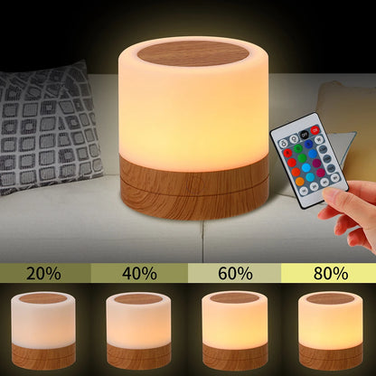 Luminária para quarto Aura 360 com base amadeirada emitindo luz quente suave mostrando as diversas luminosidades e controle no fundo branco. 