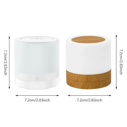 Luminária para quarto Aura 360 com base amadeirada e branca com medidas no fundo branco. 
