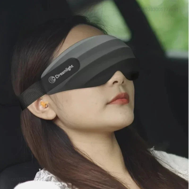 Mulher recostada utilizando Máscara de Dormir Dreamlight 3s