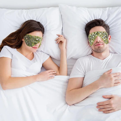 Casal deitado utilizando a Máscara de Dormir Terapêutica de Jade Natural.