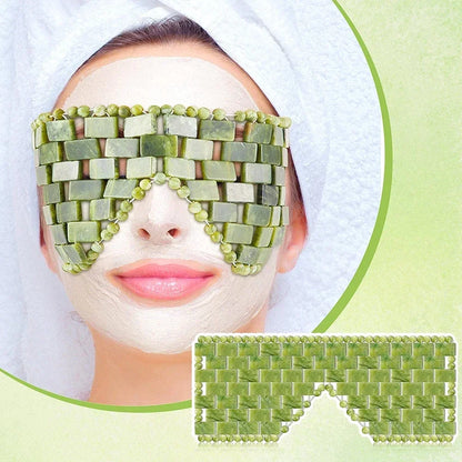 Mulher utilizando Máscara de Dormir Terapêutica de Jade Natural.