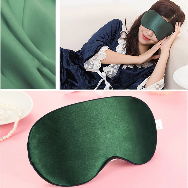 Mulher deitada utilizando Mascara de Dormir em Pura Seda Mulberry verde.