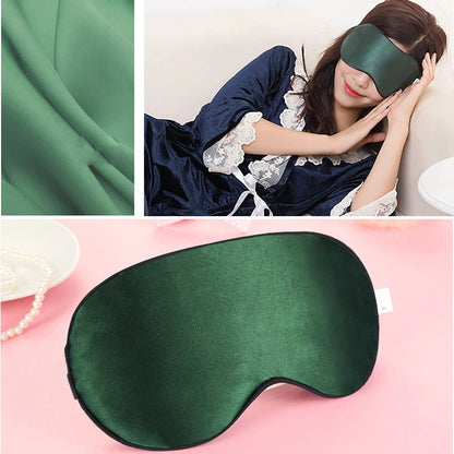 Mulher deitada utilizando Mascara de Dormir em Pura Seda Mulberry verde.