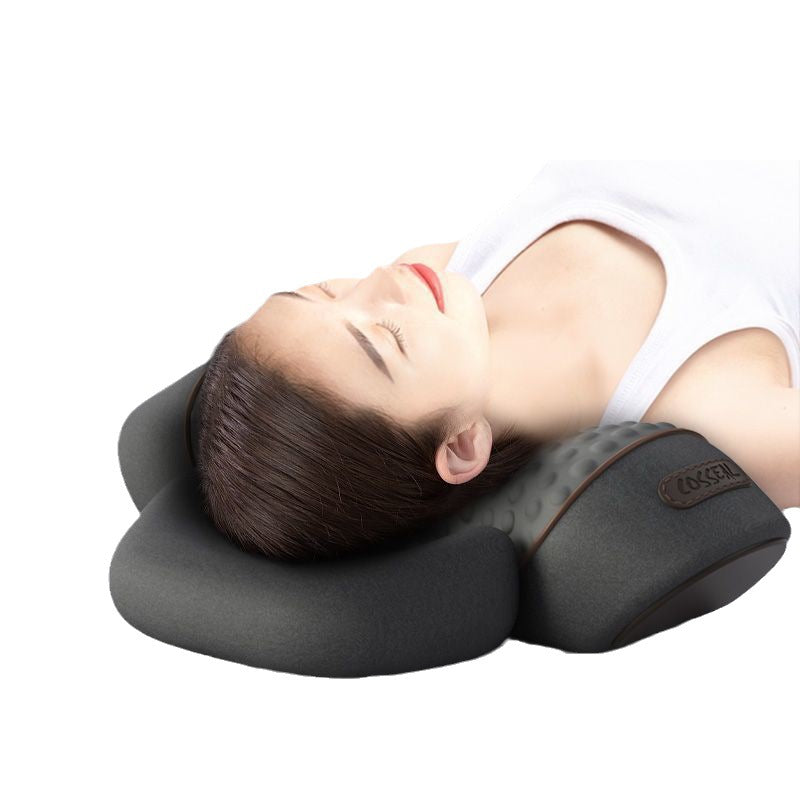 Mulher utilizando o massageador cervical TeraCloud em fundo branco.