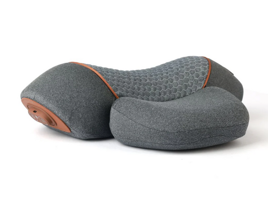 Massageador cervical Sillencia TeraCloud em cinza escuro com design anatômico em fundo branco.