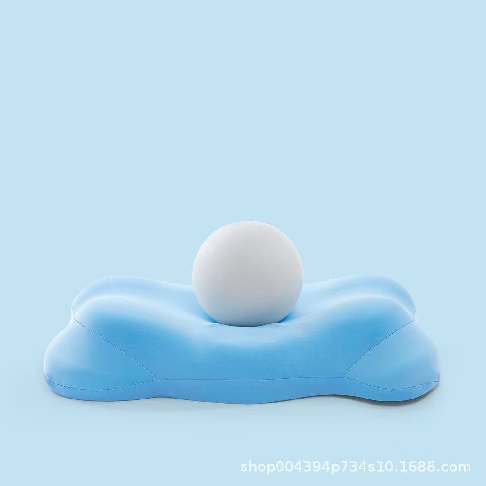 Travesseiro ortopédico Sillencia MagnicLight em azul claro com design ergonômico multizonal com uma bola em cima para mostrar qualidade da espuma.