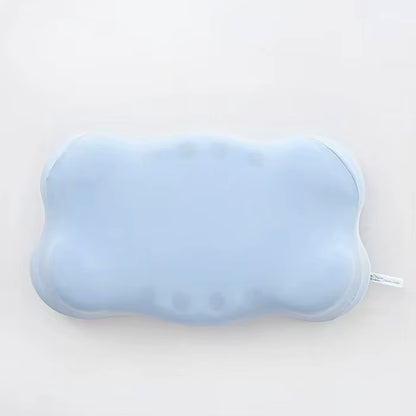 Travesseiro ortopédico Sillencia MagnicLight em azul claro com design ergonômico multizonal em fundo branco.