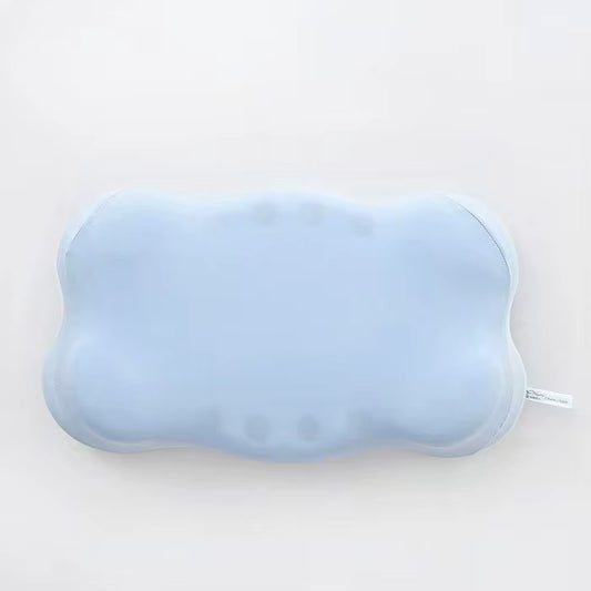 Travesseiro ortopédico Sillencia MagnicLight em azul claro com design ergonômico multizonal em fundo branco.