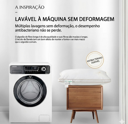 Travesseiro ortopédico sendo colocado na máquina de lavar, demonstrando praticidade e durabilidade