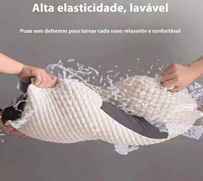 Imagem demonstrando a alta elasticidade e a facilidade de lavagem do travesseiro ortopédico Sillencia.