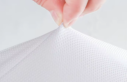 Mão segurando o travesseiro ortopédico Sillencia LatexPro destacando a textura.