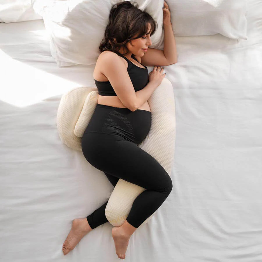 Travesseiro para Gestante Ninho em creme completo, destacando o suporte firme para barriga e costas.