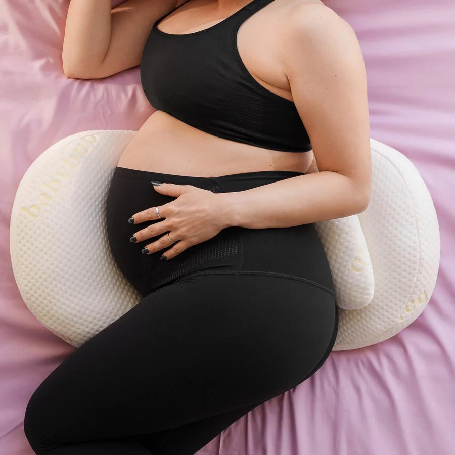 Travesseiro Gestante Ninho em creme, destacando o suporte firme para barriga e costas.