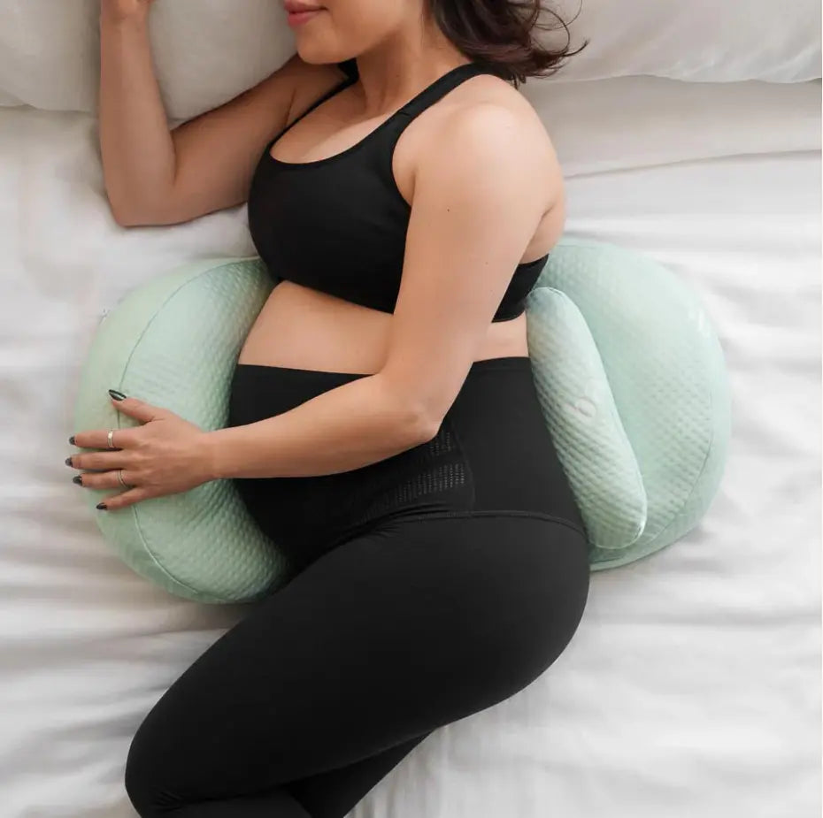 Travesseiro para Gestante Ninho em turquesa, destacando o suporte firme para barriga e costas.