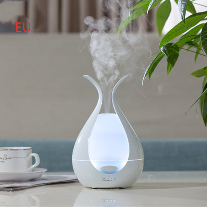 Umidificador de ar floral decorando uma sala com plantas, destacando a névoa refrescante.