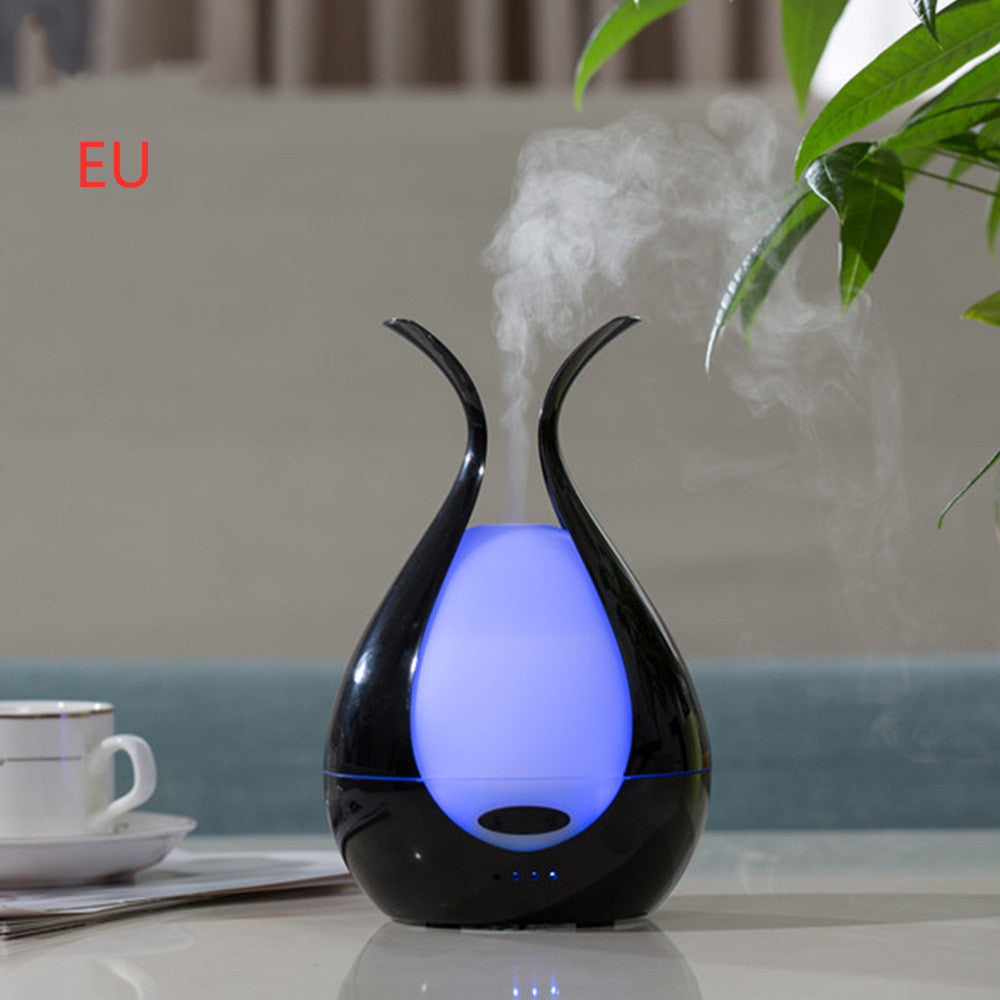 Umidificador de ar floral preto decorando uma sala com plantas, destacando a névoa refrescante