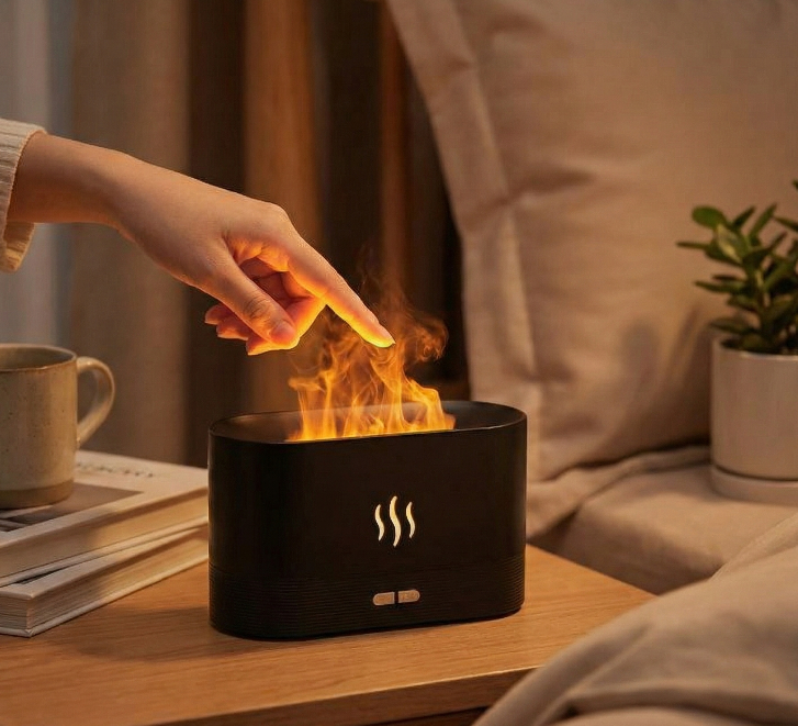 Umidificador de ar FlameGlow em uma mesa de centro criando uma atmosfera quente e zen.