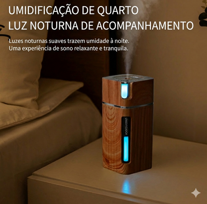 Umidificador de ar Sillencia WoodMist em textura amadeirada clara liberando névoa fina em ambiente aconchegante