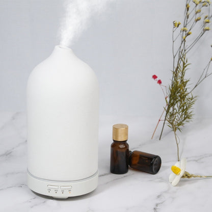 Umidificador de ar Sillencia ZenMist Ceramic em branco com névoa suave e óleos essenciais ao lado