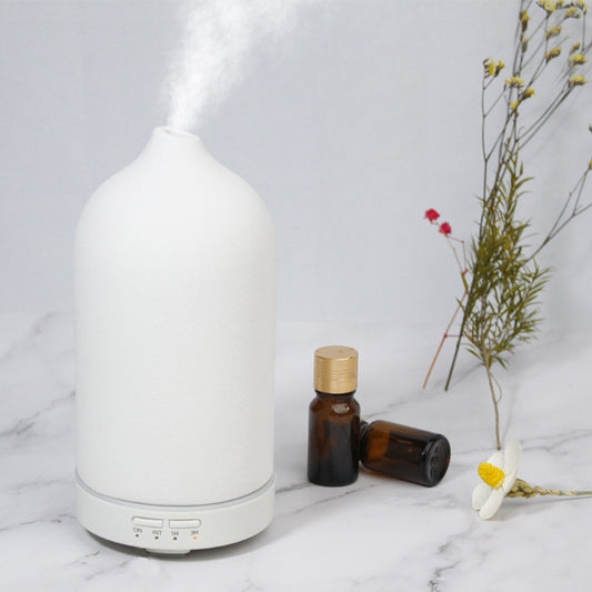 Umidificador de ar Sillencia ZenMist Ceramic em branco com névoa suave e óleos essenciais ao lado